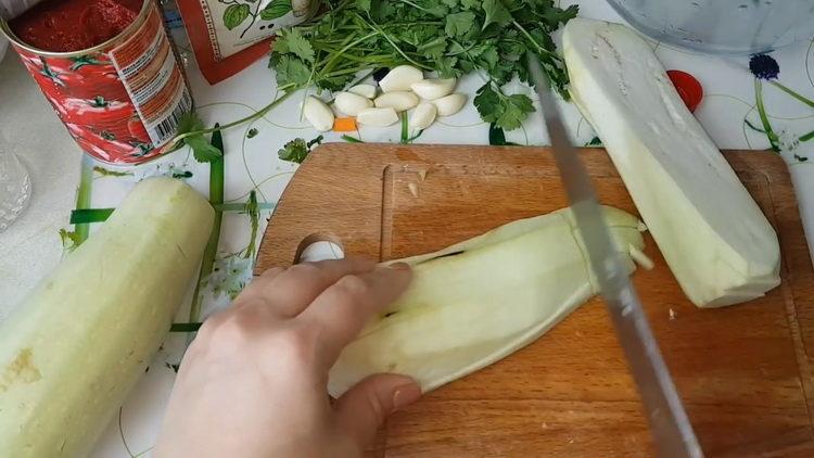 Zucchini und Auberginen hacken