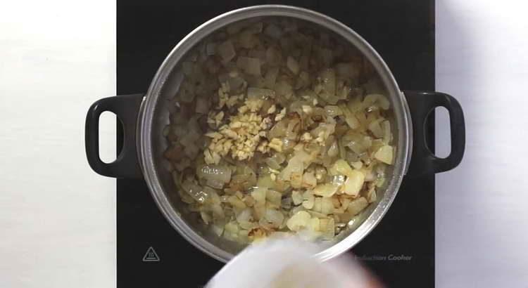 aggiungi l'aglio alla cipolla