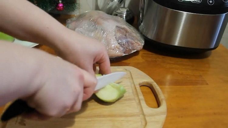 За да направите патица, нарежете ябълки