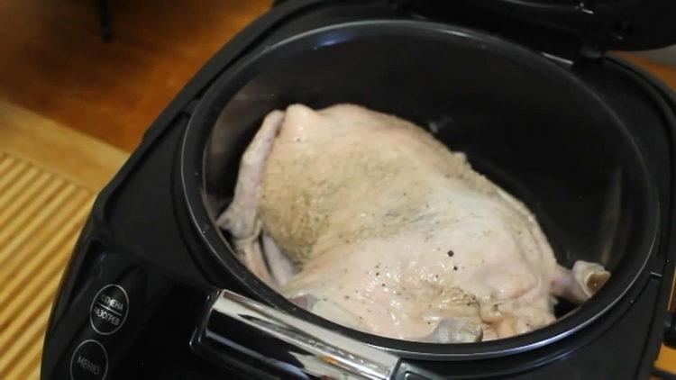 Vložte ingredience do mísy, aby vařili kachnu.