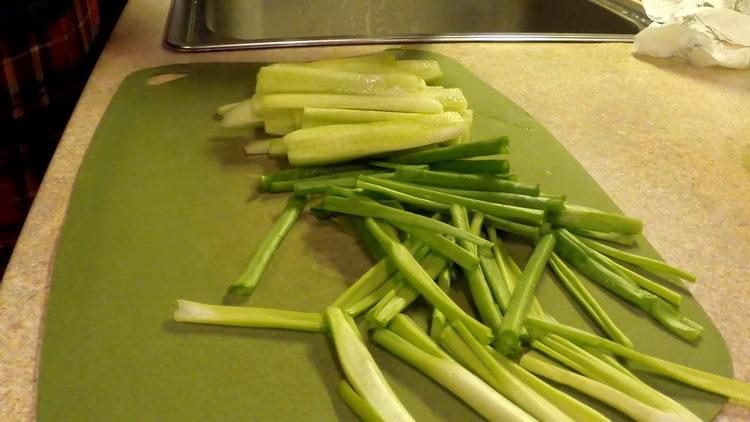 Για μαγείρεμα, ψιλοκόψτε τα λαχανικά