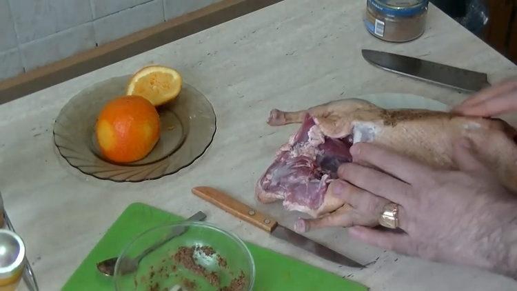 Zum Kochen die Ente mit Gewürzen raspeln