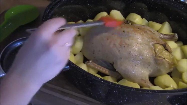 Zum Kochen die Ente einfetten