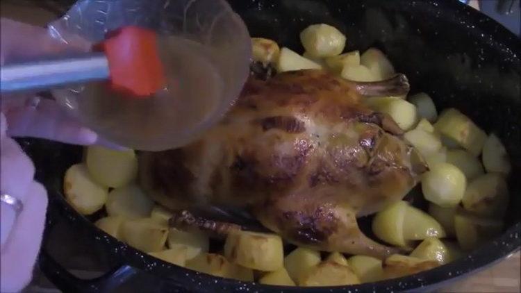 Anatra con patate al forno: una ricetta passo dopo passo con una foto