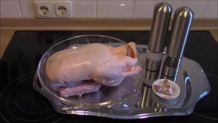 Wie man eine Ente mit Kartoffeln im Ofen kocht