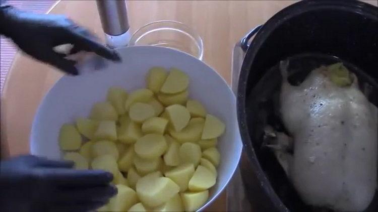 Katkaise perunat ruoanlaittoa varten