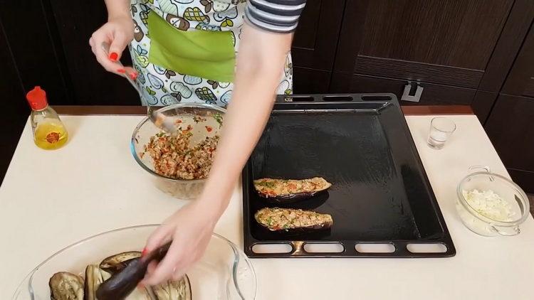 يُسكب الباذنجان في الطهي.