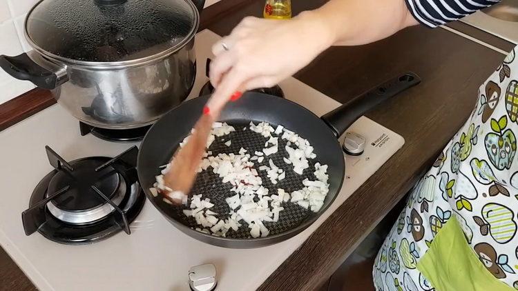 Vařit, nakrájejte cibuli