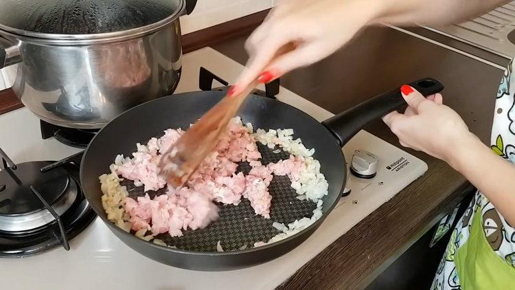 Για να μαγειρέψετε, τηγανίστε το κιμά