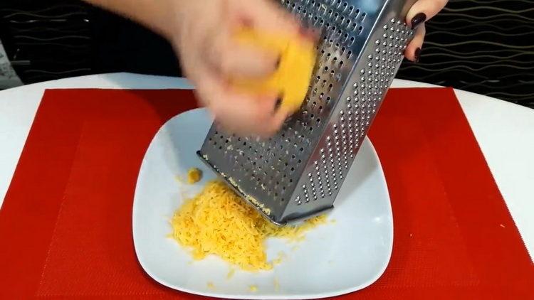 Настържете сирене, за да готвите