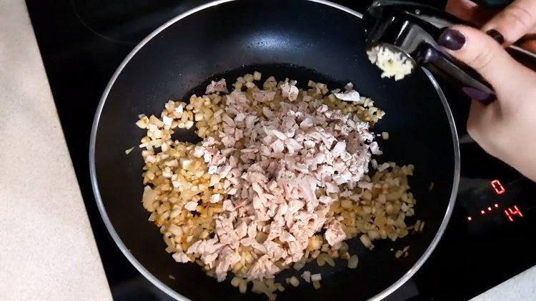 Προσθέστε το σκόρδο για να μαγειρέψετε