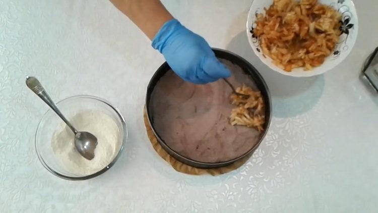 Τοποθετήστε το τριμμένο αχλάδι για να κάνετε μια πίτα