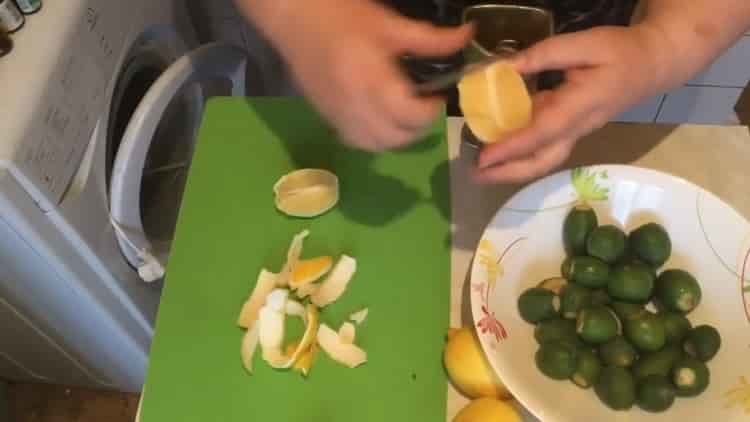 Schneiden Sie eine Zitrone, um ein Gericht zuzubereiten