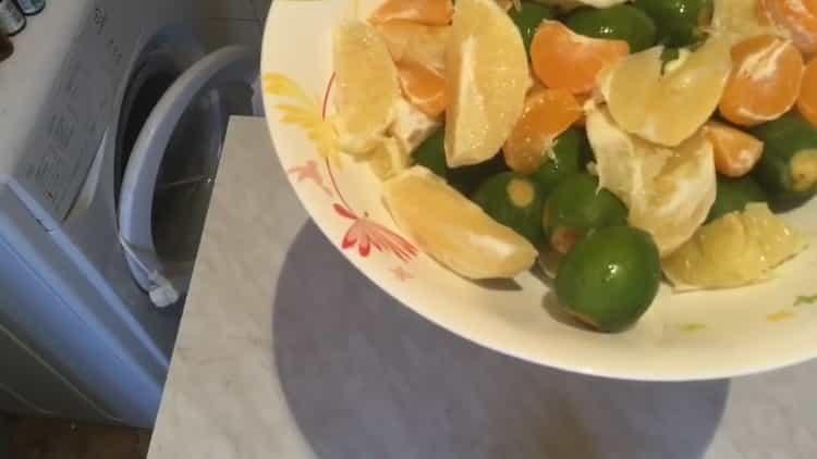 Per cucinare, tritare il mandarino
