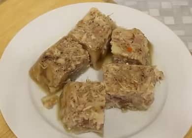 Paano malaman kung paano lutuin ang masarap na halaya mula sa mga binti ng baboy at manok ayon sa isang simpleng recipe 🥣