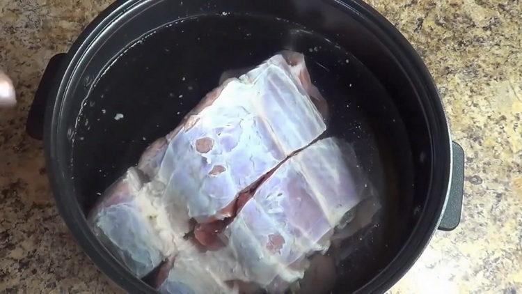 Per preparare il piatto, riempire la carne con acqua