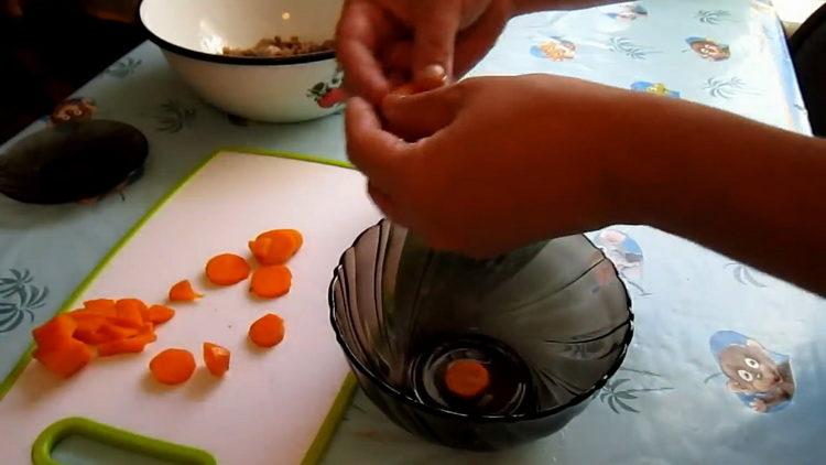 Katkaise porkkanat ruoanlaittoa varten