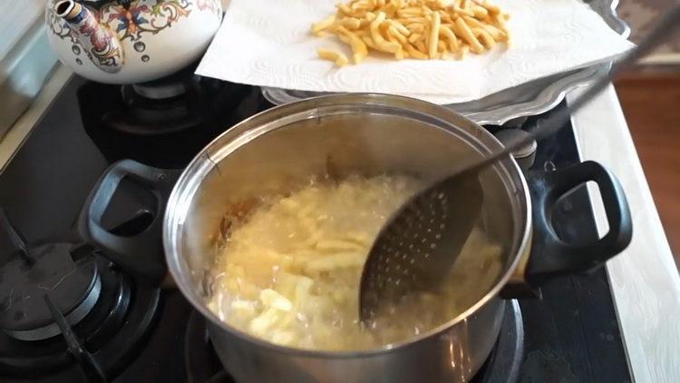 Helyezze a tésztát egy szalvétára főzéshez