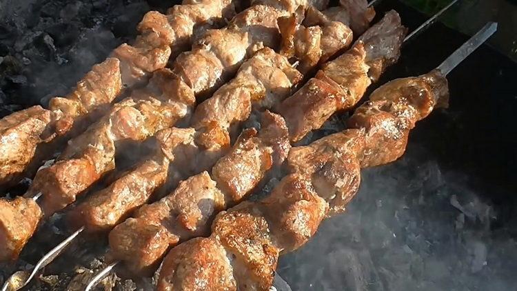 Shish kebab σε χοιρινό μεταλλικό νερό σύμφωνα με μια συνταγή βήμα προς βήμα με φωτογραφία