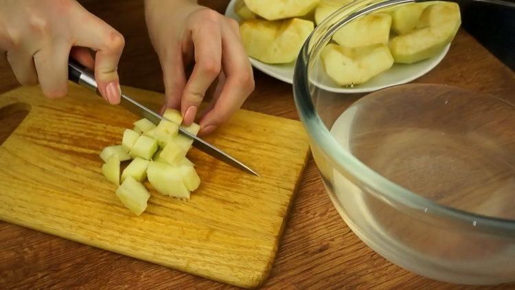 Нарежете ябълки, за да направите щрудел