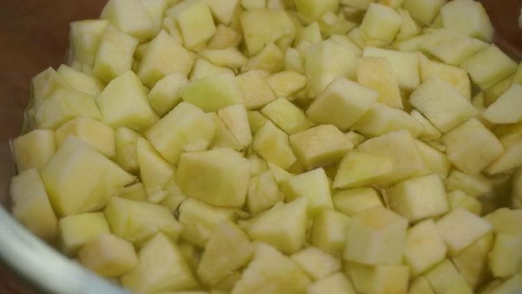 Leikkaa omenat strudelin tekemiseksi
