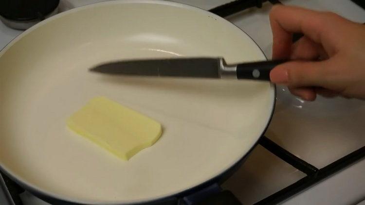 Για να προετοιμάσετε το στρούλο, ετοιμάστε ένα τηγάνι