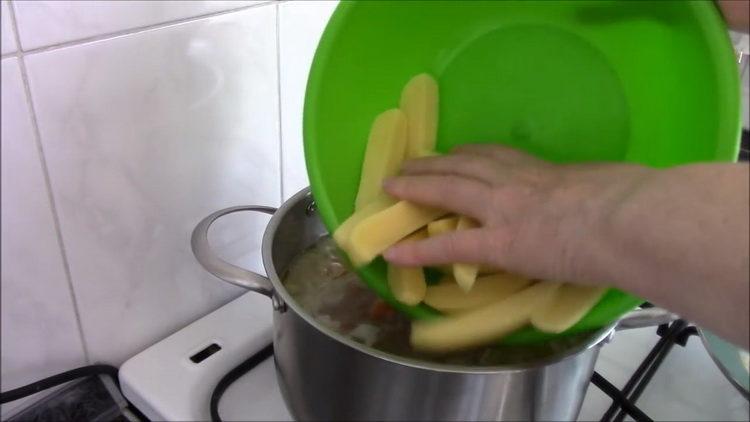За готвене нарежете картофите