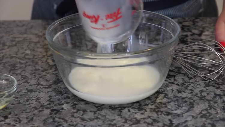 صب الحليب في وعاء