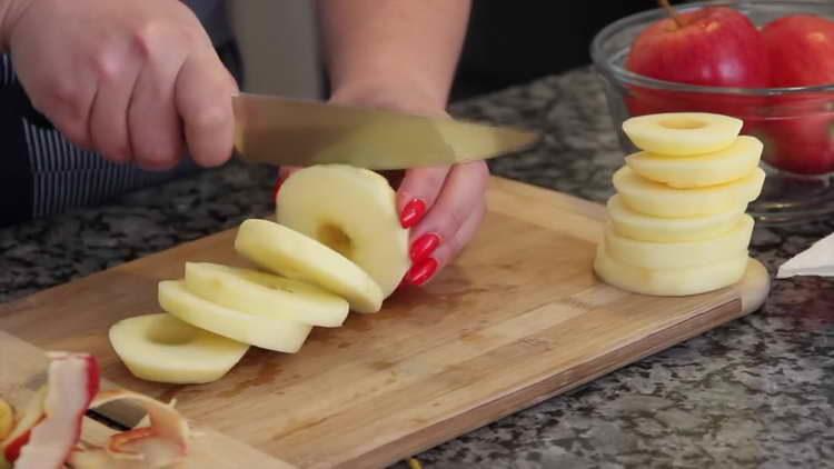 κόψτε τα μήλα σε δακτυλίους