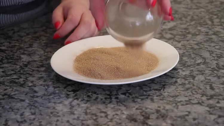 изсипете захар с канела в чиния