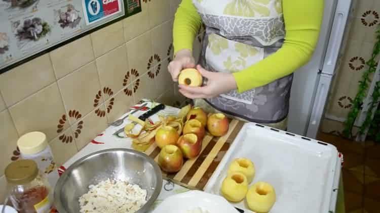 Zum Kochen Äpfel schälen