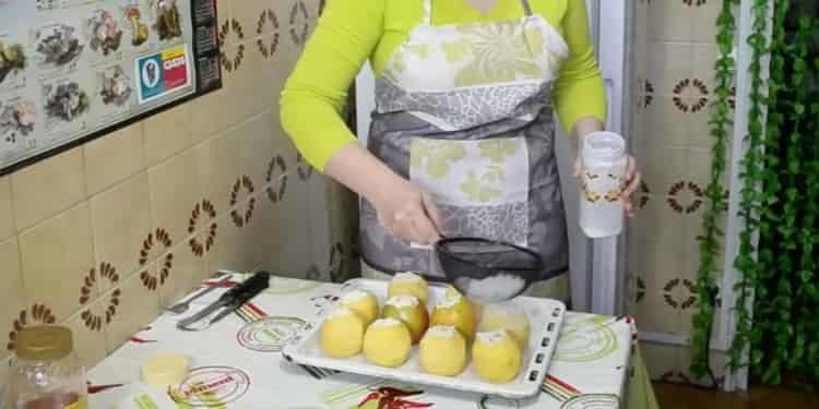 Πασπαλίστε μήλα με ζάχαρη σε σκόνη για να προετοιμάσετε το γεύμα.