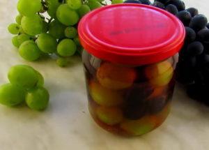 Просто рецепта за мариновано грозде за зимата
