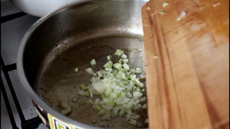 smažte celer a cibuli