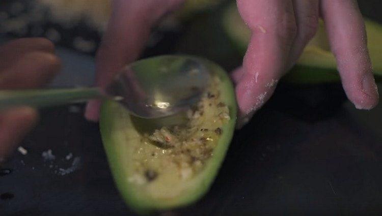 Намажете нашето авокадо с пикантна превръзка.