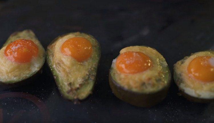Idagdag ang mga yolks at ilagay ang baking tray na may meryenda sa oven.