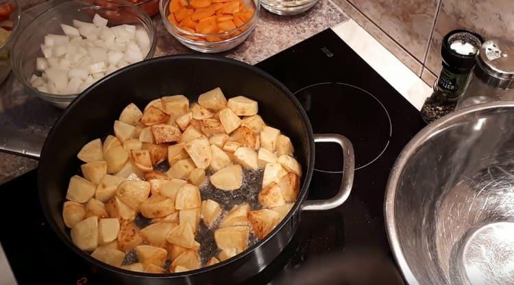 Αρχικά, τηγανίζετε τις πατάτες.