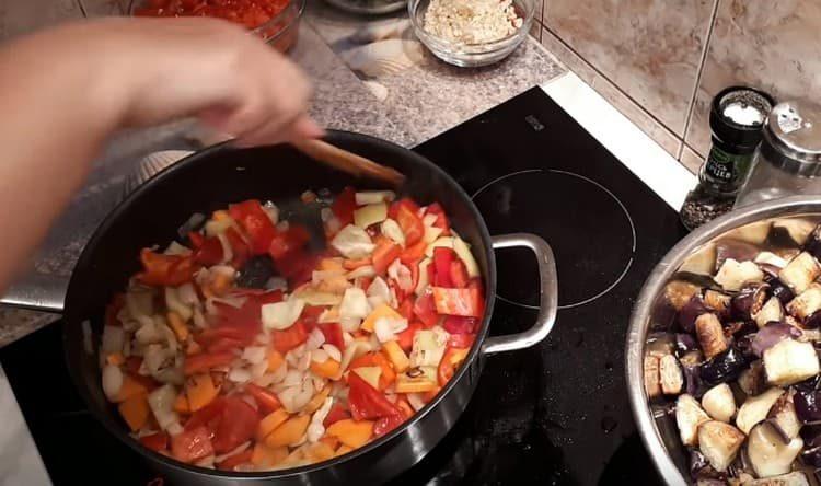 Στη συνέχεια, τηγανίζουμε τα κρεμμύδια, τα καρότα, προσθέτουμε πιπέρι σε αυτά.