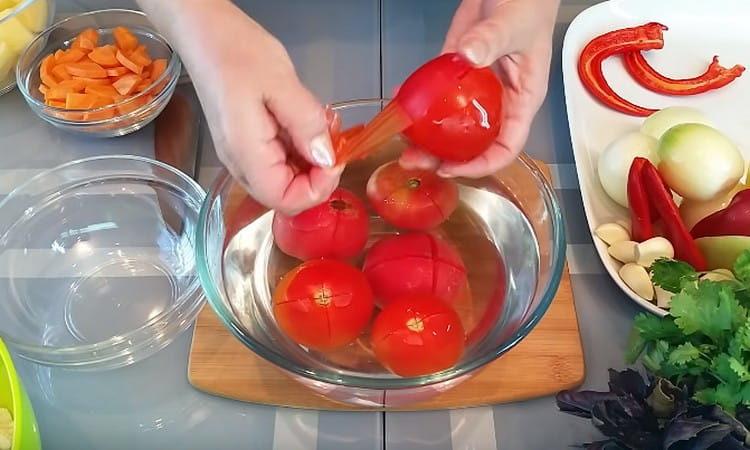 Nyní je slupka z rajčat snadno odstranitelná.