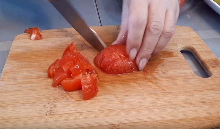تقطع الطماطم إلى شرائح.