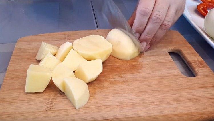 يقطع البطاطس.