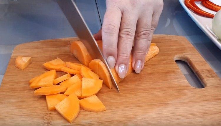 Karotten hacken.