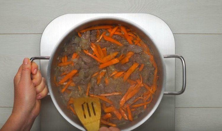 Skrudinkite morkas ir suberkite į mėsą.