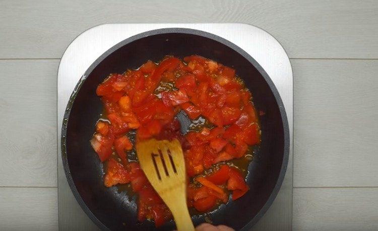 Atskirai pakepinkite pomidorus, įpylus pomidorų pastos.