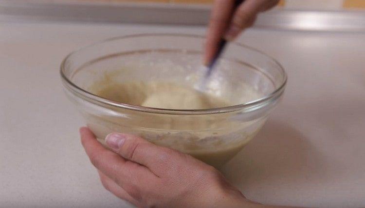 Voeg een beetje gesmolten boter toe aan het afgewerkte deeg.