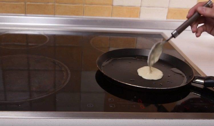 Giet het deeg in een voorverwarmde pan met een lepel.