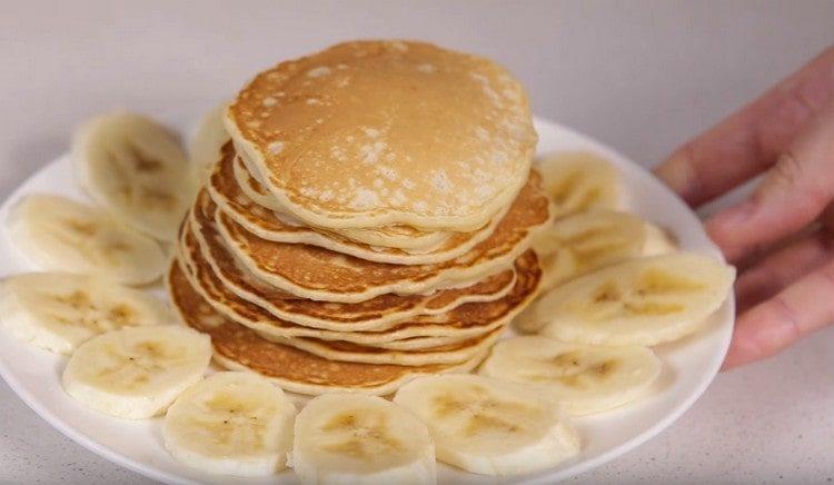 I pancake alla banana ti delizieranno con un gusto gradevole e un aroma appetitoso.