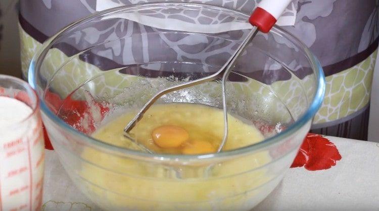 разбийте яйцата в бананово пюре.