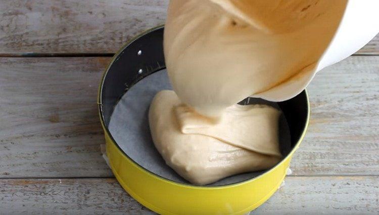 Öntsük a tésztát egy pergamentel borított formába és tegyük a sütőbe.