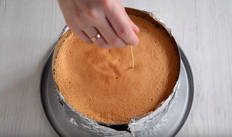 Fogpiszkálóval ellenőrizze a keksz készségét.